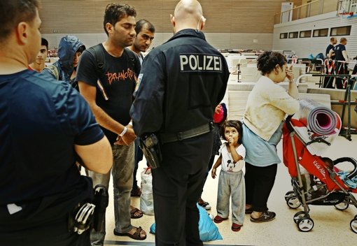 Aufnahme von Flüchtlingen in einer Einrichtung der Bundespolizei in Deggendorf Foto: Getty