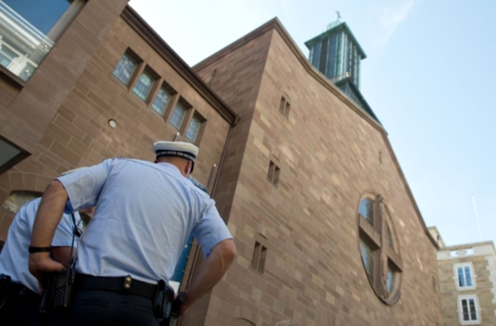 Polizisten sicherten die Kirche ab.
