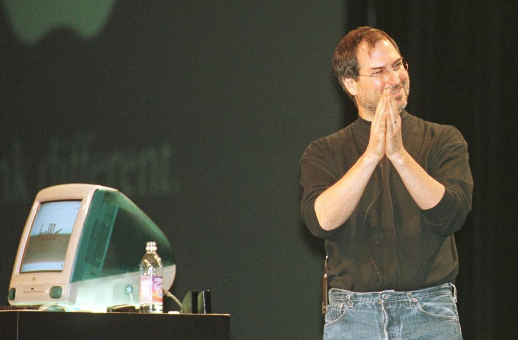 Und so hat das alles angefangen: Am 1. September 1998 stellte Steve Jobs den ersten Apple Computer vor und legte damit den Grundstein für Apples zukunftsweisende Produkte – Mac, iPod, iPhone und iPad.