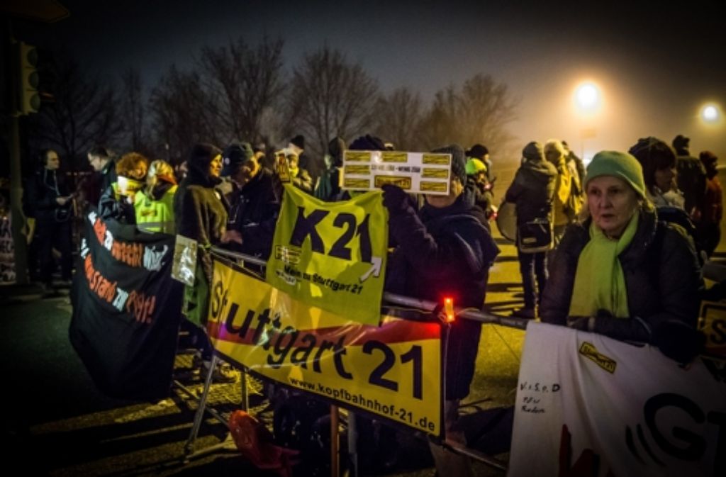 Gegen 19 Uhr hatten sich etwa 100 Demonstranten beim Stuttgarter Hafen eingefunden.
