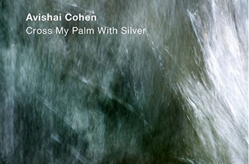 Avishai Cohen: Cross my Palm with Silver. ECM Records. Der hypnotische Trompetenton des Israelis Avishai Cohen strahlt vor Musikalität, während er mit seiner dynamischen Band vor Spannung vibrierende Jazz-Kompositionen durchmisst. (ha)