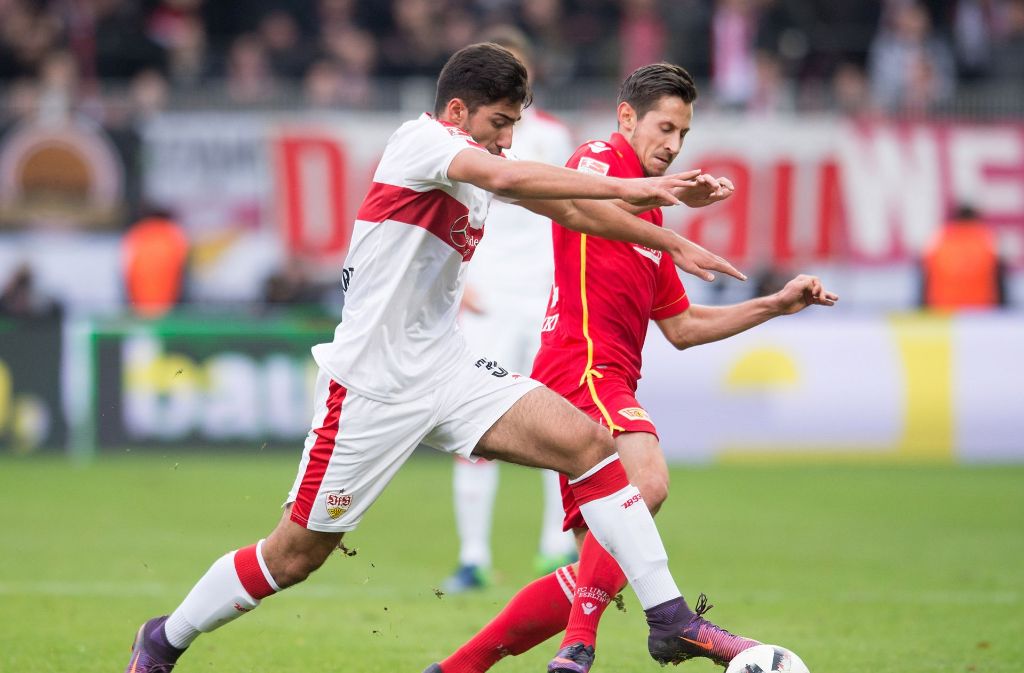Berkay Özcan vom VfB Stuttgart im Laufduell.