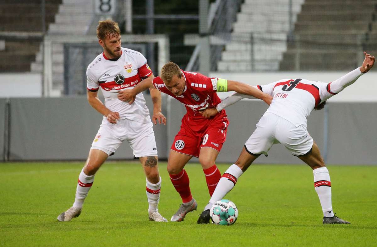Ex-Kickers-Spieler Sandro Abruscia (Mitte/gegen Dominik Nothnagel (li.) und Ekin Celebi) führte den VfR zum Sieg beim VfB II.