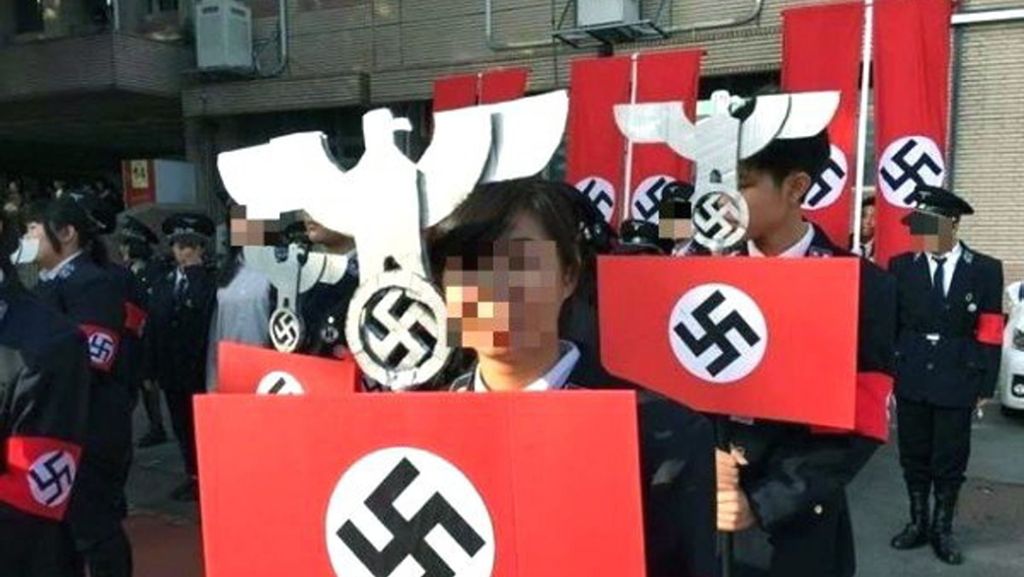  Schüler in Taiwan haben bei einer Veranstaltung Nazi-Uniformen mit Hakenkreuz-Binden getragen, „Sieg Heil“ gerufen und Hakenkreuz-Fahnen geschwenkt. 