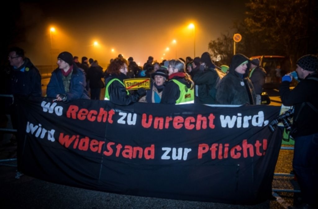 Begleitet wird der Transport von Protesten einiger Stuttgarter-21-Gegner.