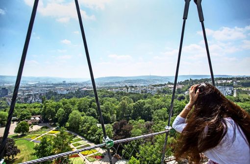 Von der Spitze des Killesbergturms aus entfaltet sich ein grandioses Panorama – unter anderem mit Blick auf den Stuttgarter Fernsehturm. Foto: Lichtgut/Leif Piechowski