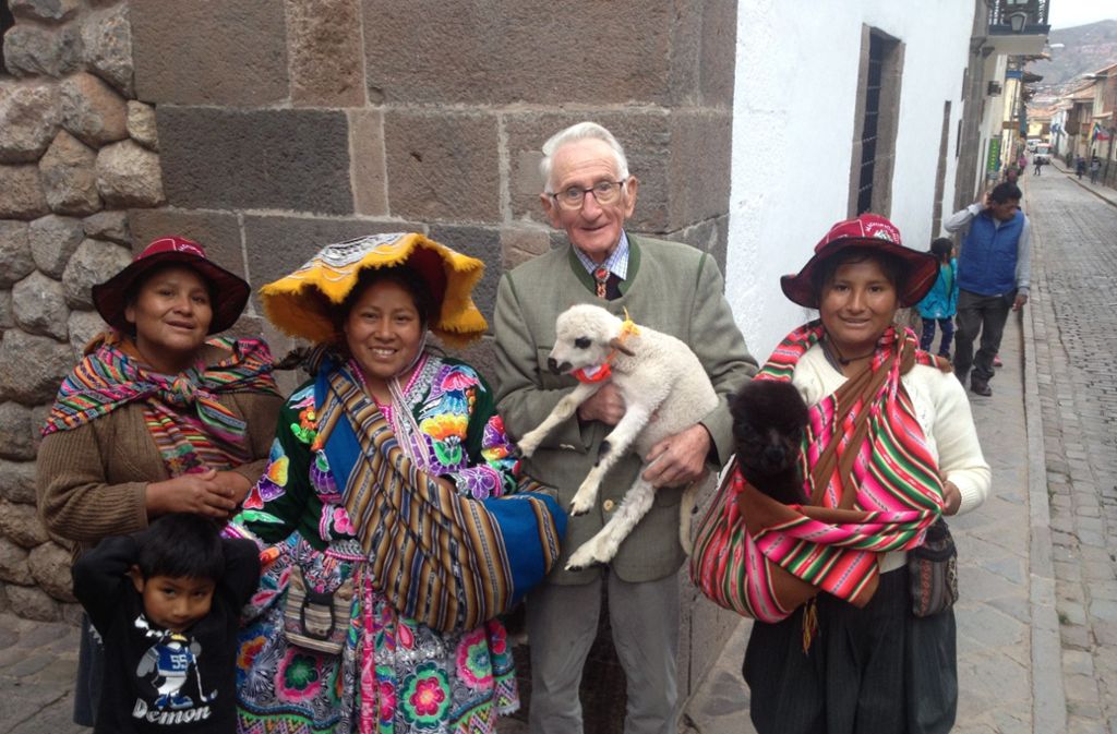 Ernst mit Lamm umringt von drei peruanischen Frauen und einem peruanischen Kind in den Straßen von Cusco