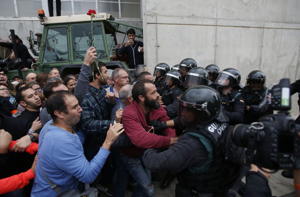 Die spanische Polizei versucht die Stimmabgabe zu verhindern...