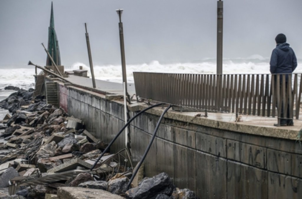Bis zu zehn Meter hohe Riesenwellen richteten an der nordspanischen Atlantikküste schwere Schäden an.