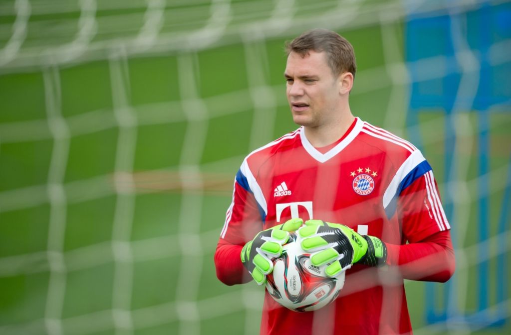 Am 8. Juni 2011 unterschreibt Neuer einen Fünfjahresvertrag beim FC Bayern München, was sowohl bei den Schalker als auch den Bayern-Fans zunächst nicht gut ankommt.