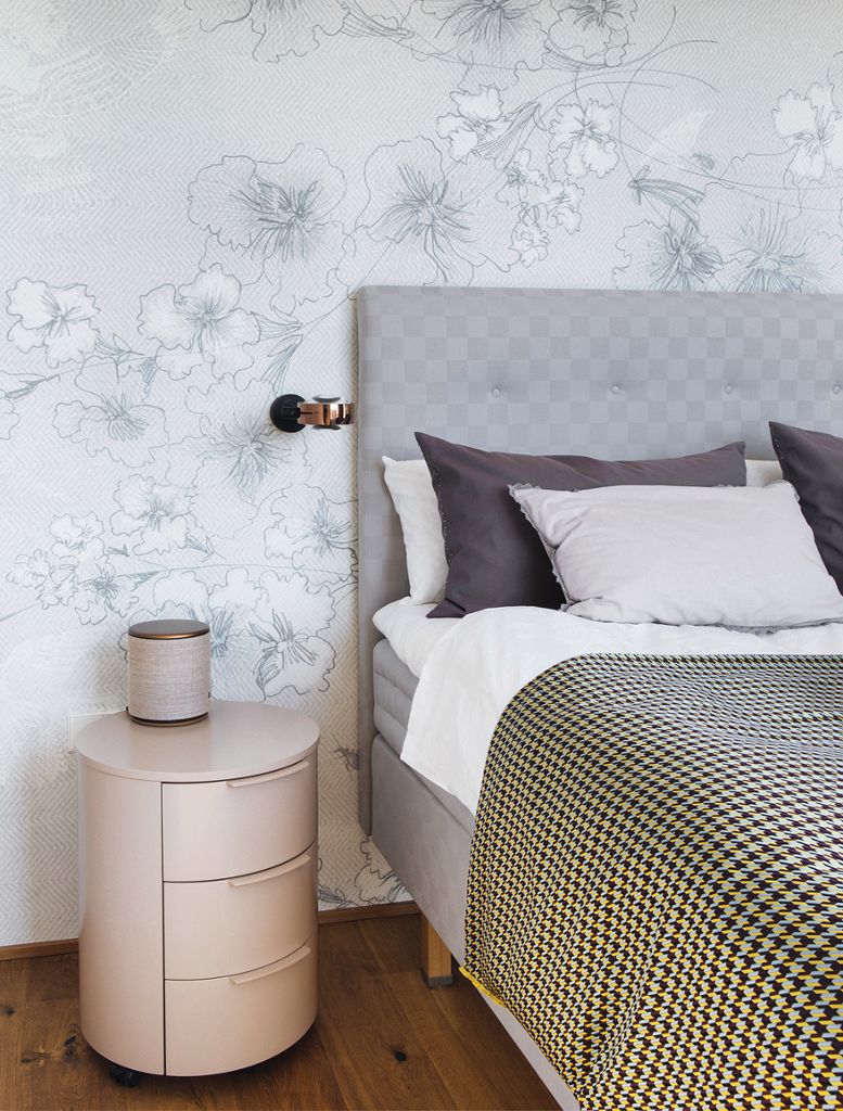 Weder zu cool noch zu romantisch sollte das Schlafzimmer werden. Barbara Benz hat den schlichten Charme des Interieurs mit einer modernen Blumentapete des italienischen Herstellers Tecnografica aufgelockert.