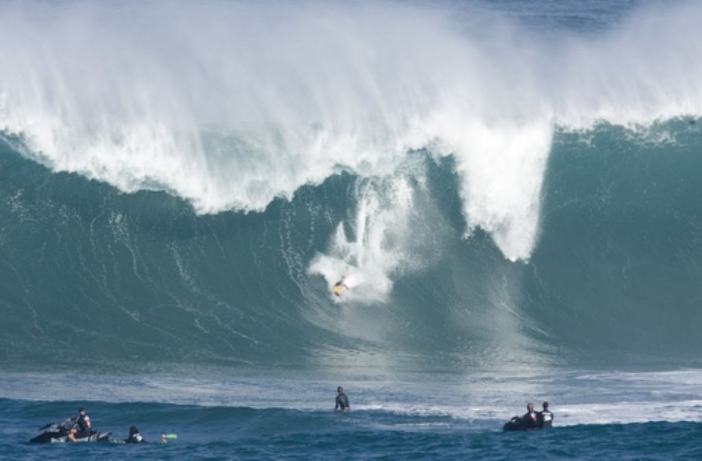 Weitere berühmte Big Wave-Spots sind Waimea Bay (hier zu sehen), Jaws und Pipeline auf Hawaii und Teahupoo auf Tahiti.