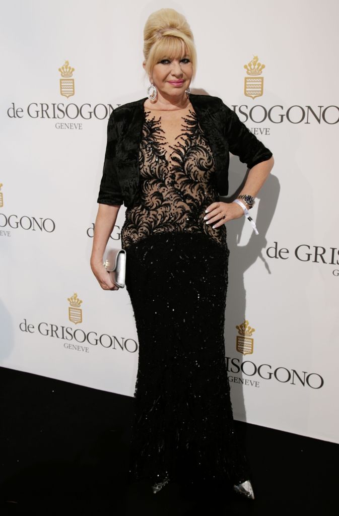 Geschäftsfrau Ivana Trump ist elegant in Schwarz.