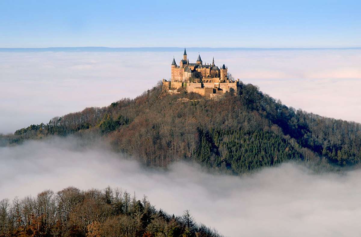 Es ist die wohl bekannteste Filmkulisse der Schwäbischen Alb: Die Burg Hohenzollern bei Bisingen im Zollernalbkreis. Hier wurden unter anderen der Märchenfilm „Dornröschen“ und der Horrorfilm „A Cure for Wellness“ gedreht.