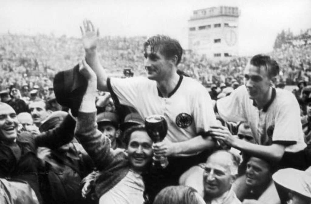 ... Wunder von Bern ist in die Fußballgeschichte eingegangen - die Trikots der deutschen Nationalelf bei der Weltmeisterschaft 1954 in der Schweiz hatten Knöpfe am schwarzen Kragen. Vielleicht gibt ...