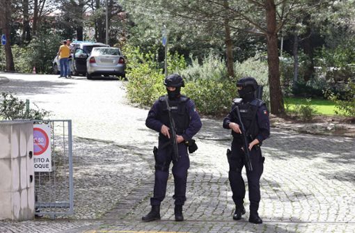 Die portugiesische Polizei am Tatort – sie  berichtet von zwei Toten. Foto: IMAGO/GlobalImagens/IMAGO/Leonardo Negrão