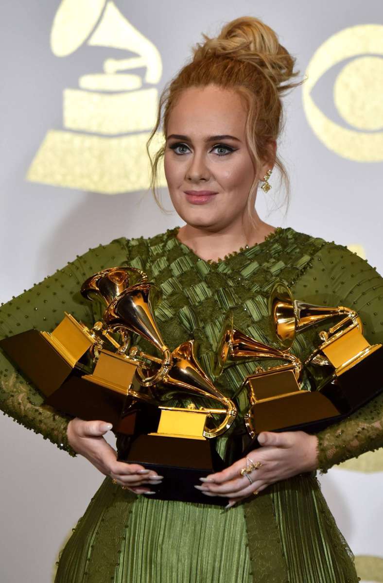 Adele 2017 mit den Grammys für ihr Album „25“