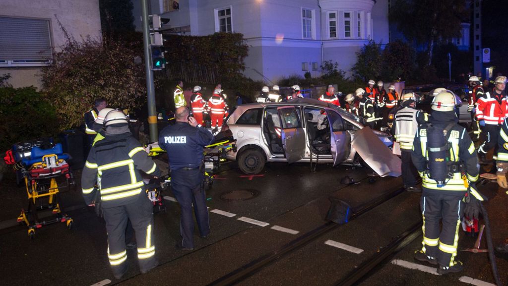 Tragischer Unfall in Bielefeld: Familie verunglückt nach Hochzeit - 16-jähriger Sohn stirbt