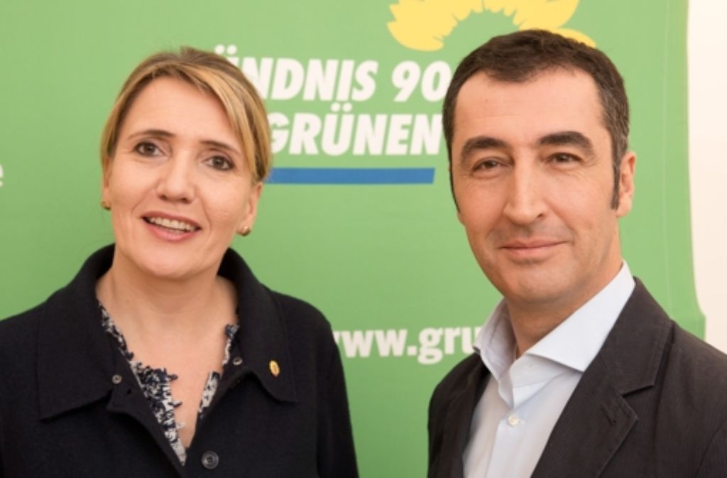 Die Grünen-Vorsitzenden Simone Peter und Cem Özdemir: „Auch wenn die Grünen gerade in der Gründungsphase in wichtigen Fragen oft auf der anderen Seite der Debatte standen, werden wir Helmut Schmidt, seinen Scharfsinn und seine Freude an der politischen Auseinandersetzung vermissen.“
