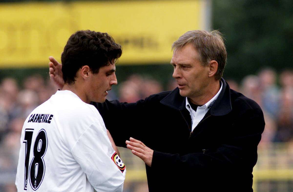 Rainer Zobel war einst mit den Kickers in die Bundesliga aufgestiegen. Sein erneutes Gastspiel in Degerloch war weniger erfolgreich. Das Team stieg unter ihm in der Saison 2000/2001 aus der zweiten Liga ab. In der folgenden Saison wurde er entlassen.