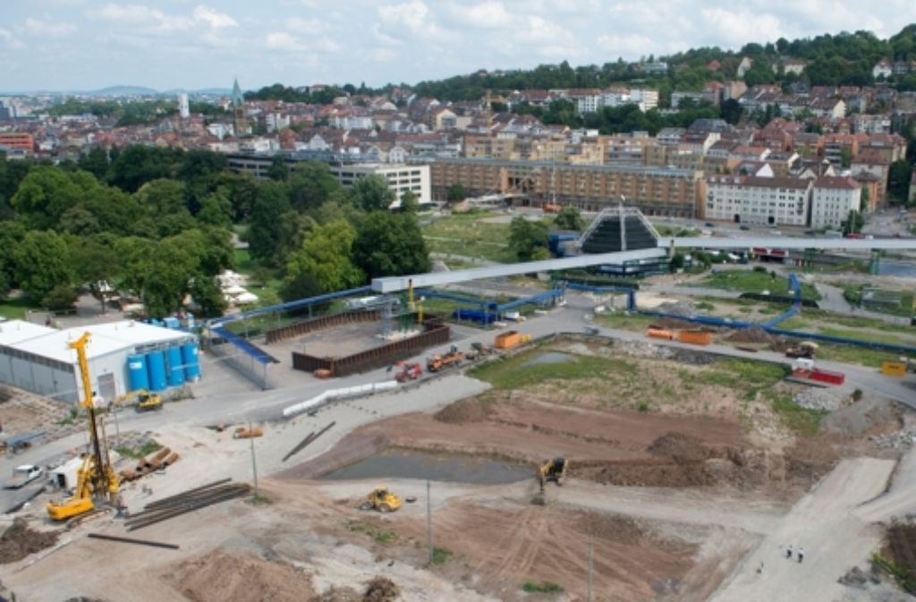 Die Grube für den Tiefbahnhof wird ausgehoben – dre Zeitplan ist eng. Foto: dpa