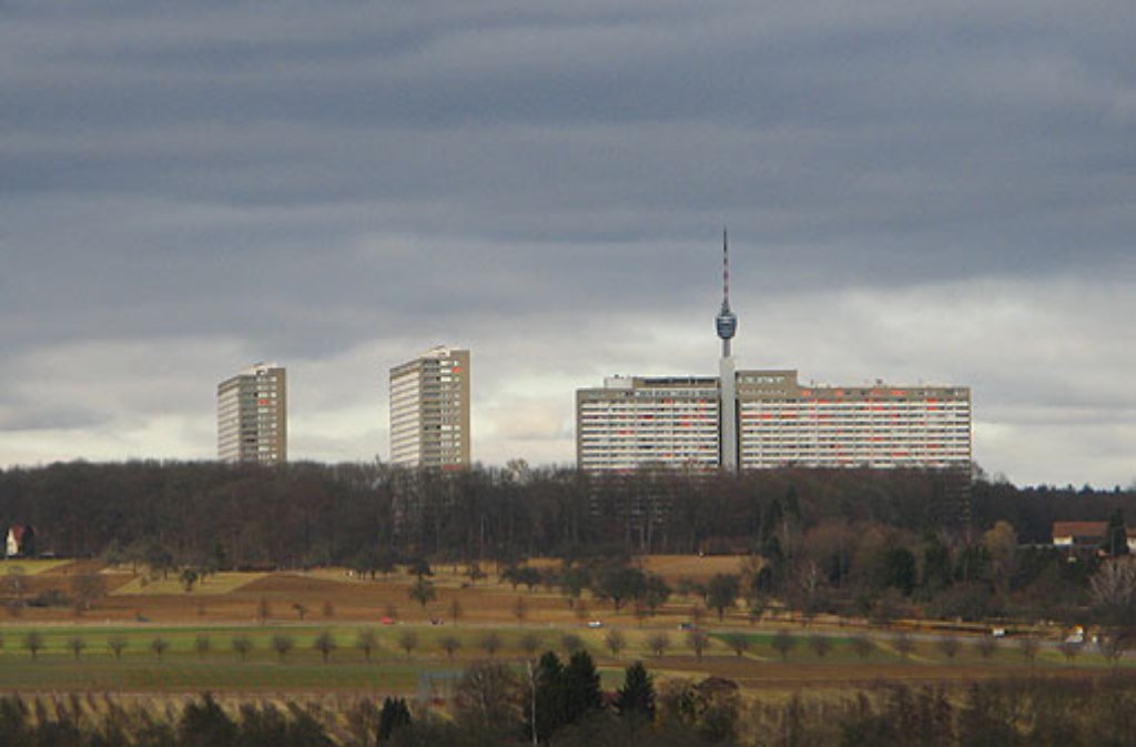Zwischen den Asemwald-Hochhäusern blitzt der Fernsehturm hervor - dieses originelle Bild hat Leserfotograf zarabanda geschossen.
