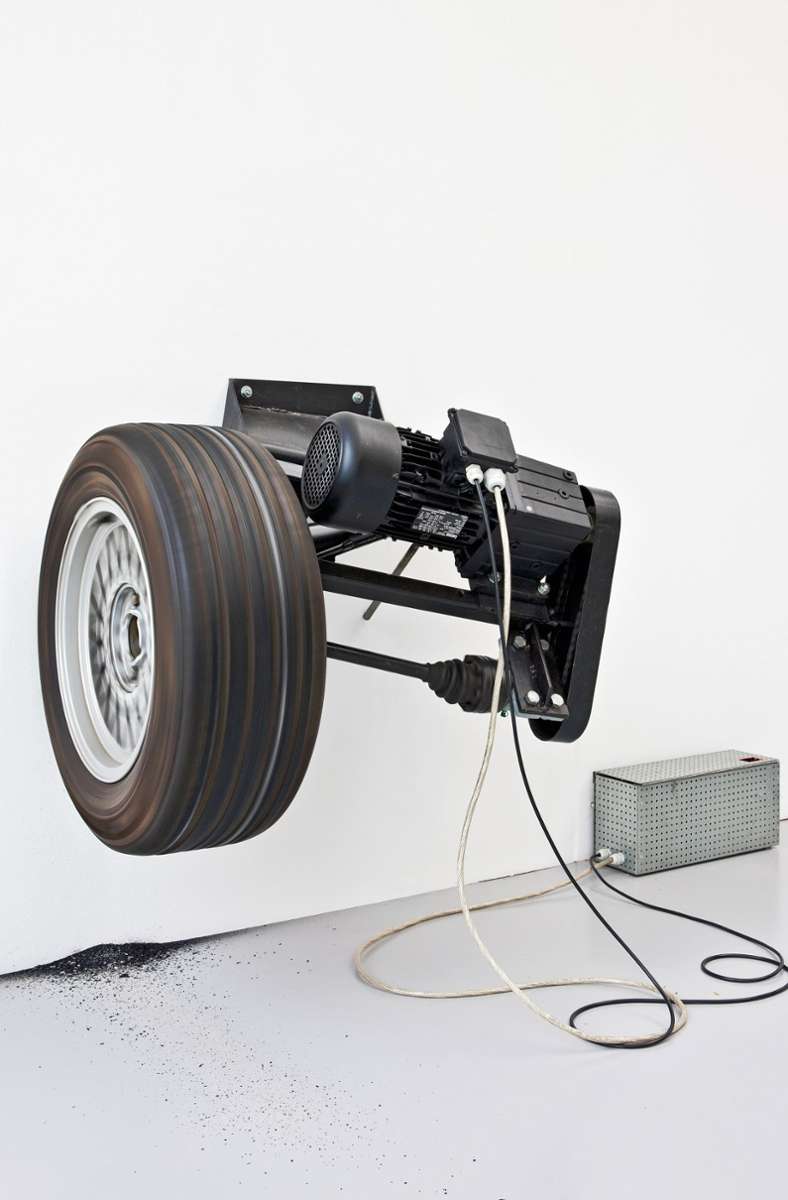 Feinstaub Am Ende der Ausstellung „Wände/Walls“ im Kunstmuseum Stuttgart wird die Installation „Zeit ist keine Autobahn – Stuttgart“ von Michael Sailstorfer ein ordentliches Häufchen Reifenabrieb erzeugt haben.