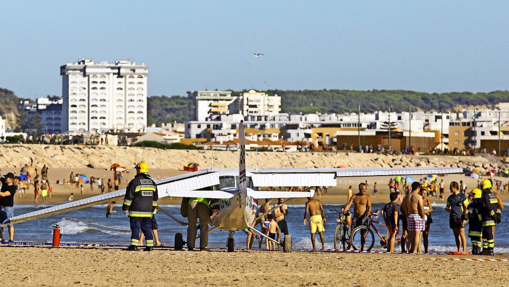  Hunderte Badegäste genießen Strand und Sonne in der Nähe von Lissabon. Bis mitten unter ihnen eine Cessna 152 notlandet und dabei zwei Menschen tötet. Die Polizei will nun klären, warum zwei Menschen sterben mussten. 