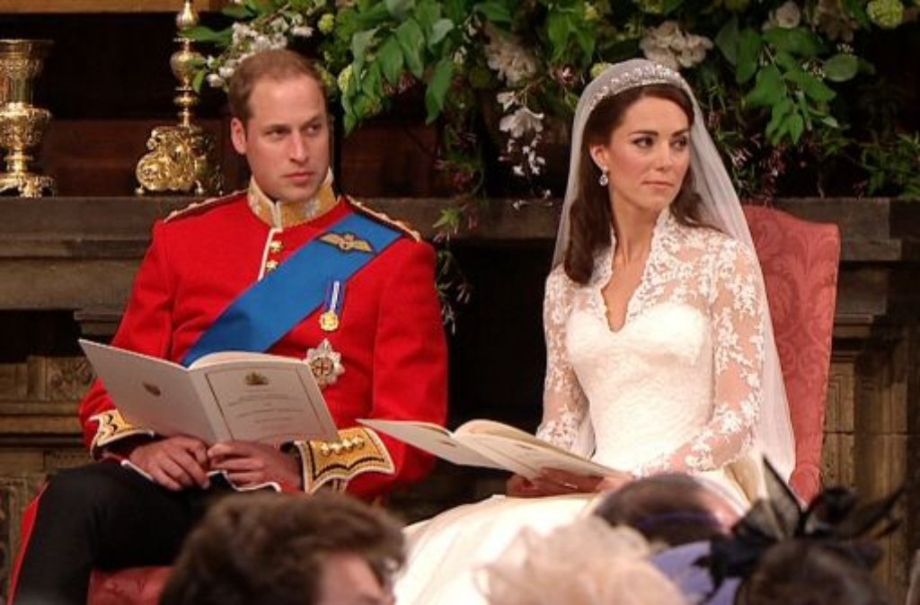 Wer ist denn alles zu unserer Hochzeit gekommen? William und Catherine wagen einen Blick in die Runde.