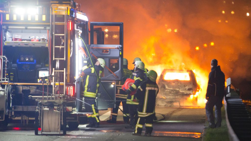 Bei Mundelsheim: Ford Fiesta brennt lichterloh auf A81