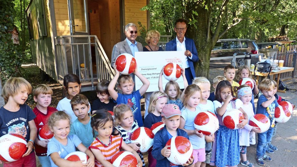  Die Wiedeking Stiftung hat gestern der Kindervilla Anna Haag ihre Spende überreicht. Diese hat einen Großteil zur Anschaffung eines neuen „Abenteuerwagens“ beigetragen. 