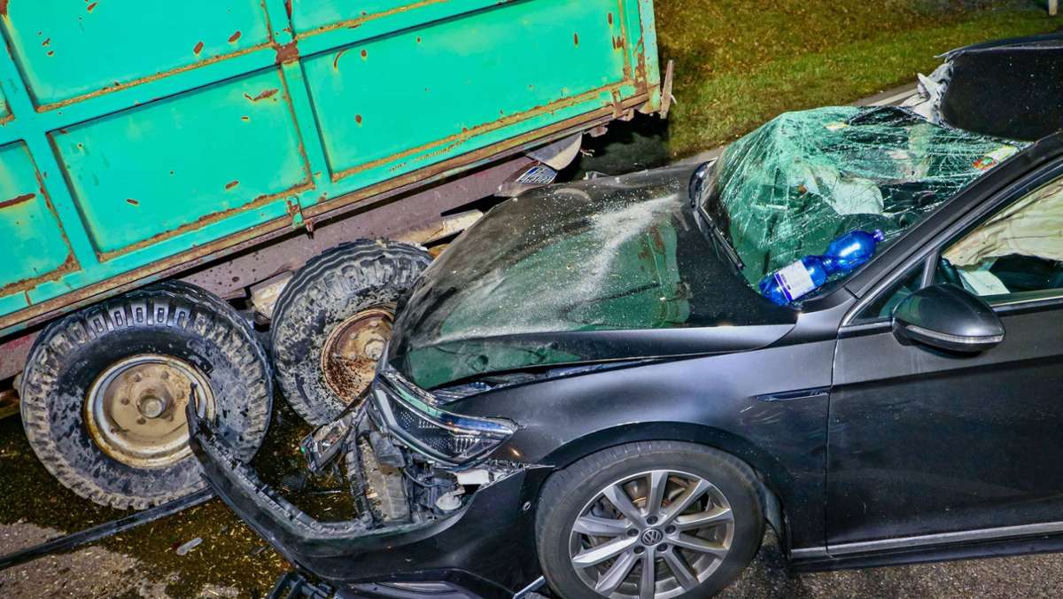 Unfall bei Schwieberdingen: Auto kracht in Traktor-Anhänger – B10 stundenlang gesperrt