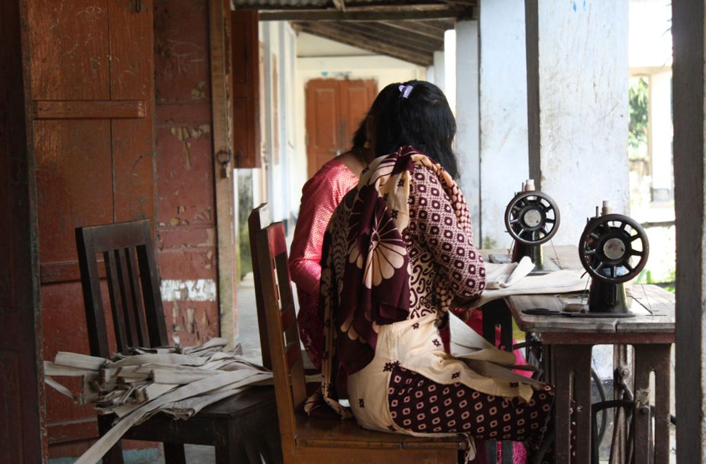 Dipdii Textiles erspart es den Dorf-Bewohnerinnen, in den Textilfabriken zu arbeiten. So können sie bei ihren Familien bleiben, Kinder und Alte versorgen.