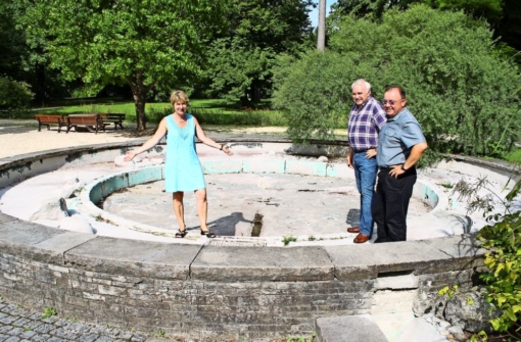 Stadträtin Beate Bulle-Schmid sowie die Bezirksbeiräte Walter Opfermann (Mitte) und Roland Schmid kritisieren die leeren Becken im oberen Teil des Kurparks.