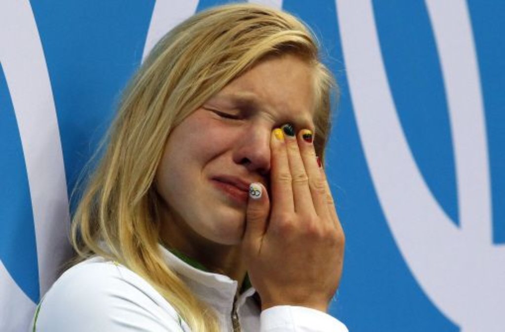 Man mag es kaum glauben, aber das sind Tränen des Glücks: Ruta Meilutyte aus Litauen freut sich über die Goldmedaille im Brustschwimmen über 100 Meter.