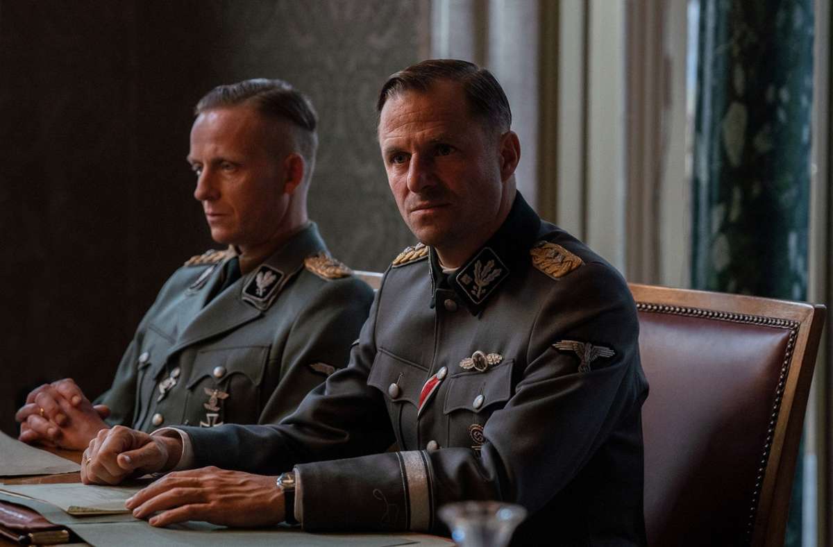 Links neben Heydrich Heinrich Müller, Chef der Geheimen Staatspolizei, gespielt von Jakob Diehl