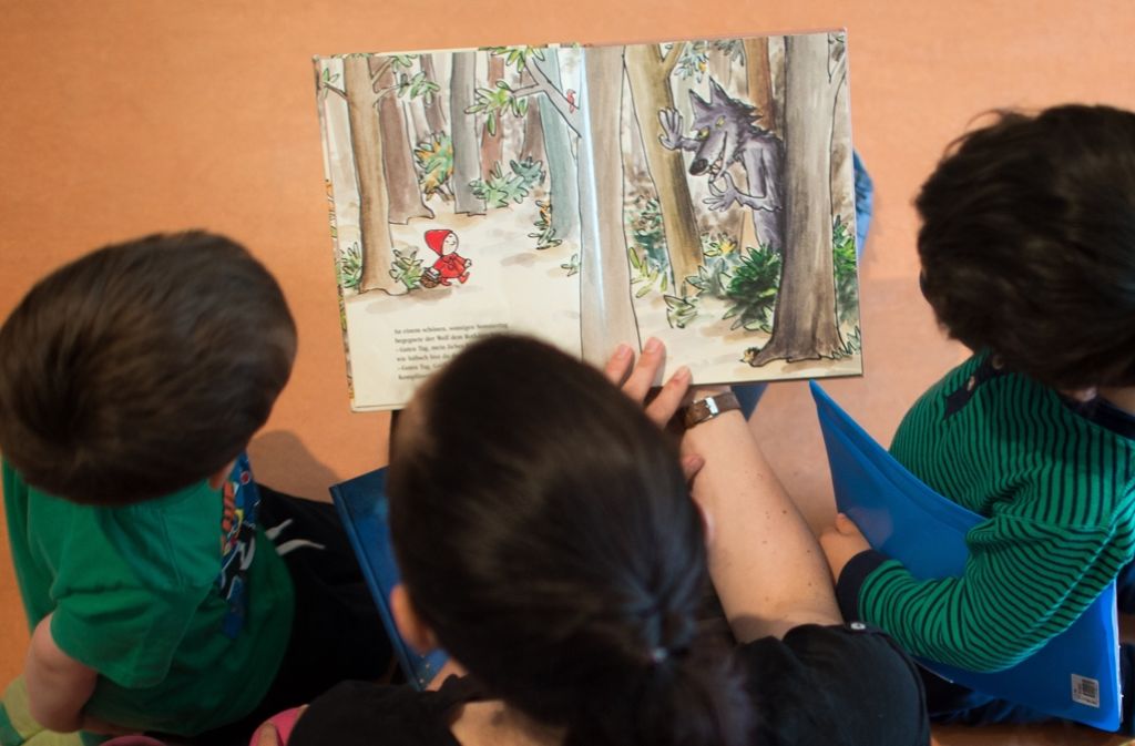 Rund 90 Prozent der Kinder lieben es, wenn ihnen vorgelesen wird. Foto: dpa-Zentralbild