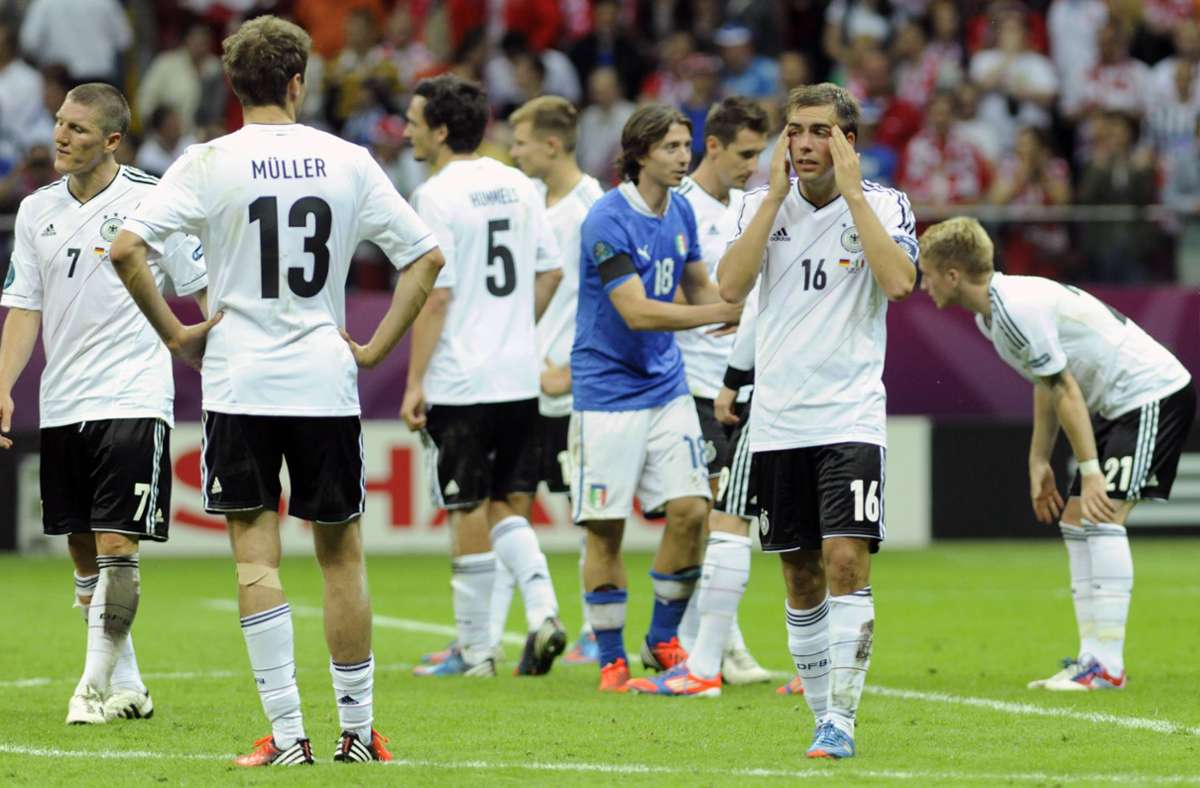 Aus und vorbei Die deutsche Mannschaft ist wieder einmal gegen Italien in einer EM oder WM ohne Sieg geblieben und scheidet im Halbfinale aus. Italien unterliegt drei Tage später im Finale Spanien sang- und klanglos mit 0:4.