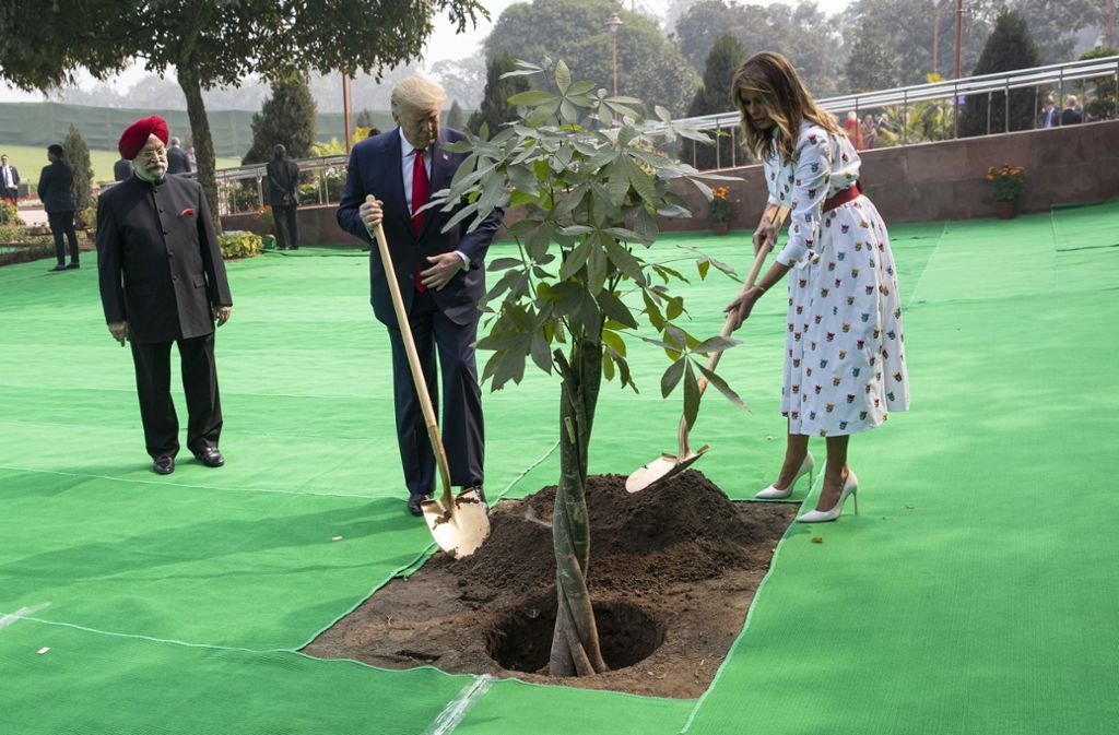 Im Anschluss pflanzte er mit seiner Frau Melania einen Baum zu Ehren des indischen Volkshelden.