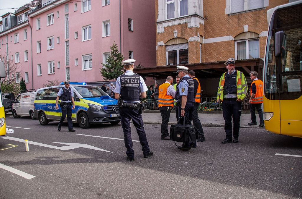 Tödliche Verletzungen hat ein neun Jahre alter Junge am Freitagnachmittag im Stuttgarter Osten erlitten.