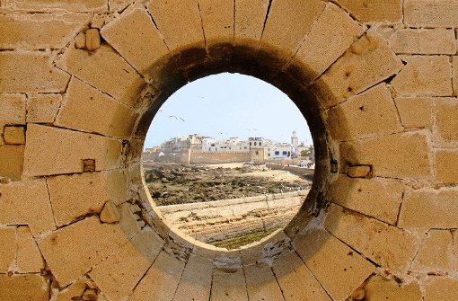 Bullauge in der Festungsmauer Essaouiras: Wer durch diese Öffnung ein Foto macht, so heißt es, kommt auf jeden Fall in die marokkanische Künstler- und Hafenstadt zurück. Foto: Weller
