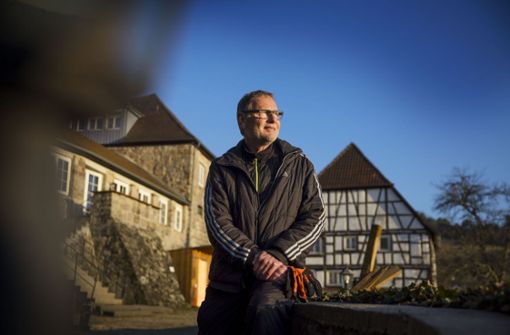 Jochen Fischer vor der Burg Waldenstein  bei Rudersberg. Foto: Gottfried Stoppel