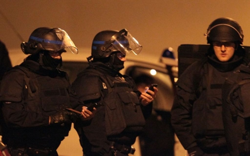 French police officers stand next to the building in Toulouse, France, Wednesday March 21, 2012 where a suspect in the shooting at the Ozar Hatorah Jewish school has been holed up. A father and his two sons were among four people who died Monday when a gunman opened fire in front of a Jewish school in the city in southwest France. (Foto:Bob Edme/AP/dapd)