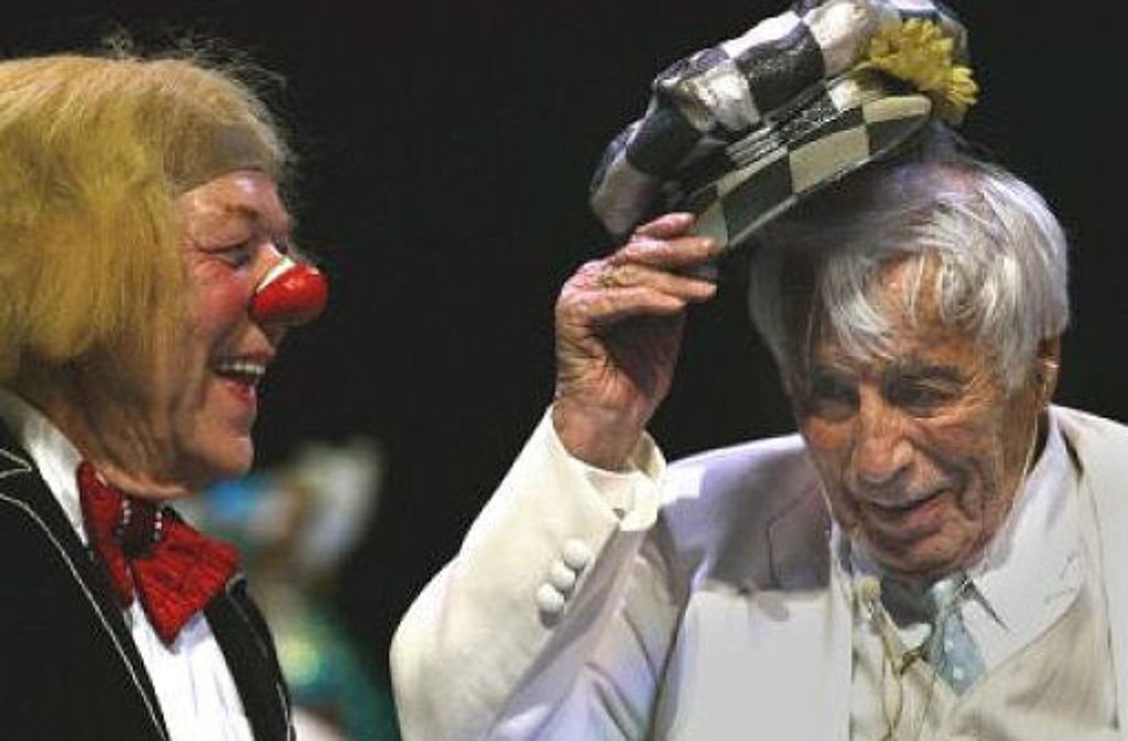 Im Mai 2004 erfüllt sich der 100-Jährige einen Traum und tritt im Großen Russischen Staatscircus in München mit eigenen Liedern auf. Bei dieser Gelegenheit streift er sich die Mütze des legendären russischen Clowns Oleg Popov über.