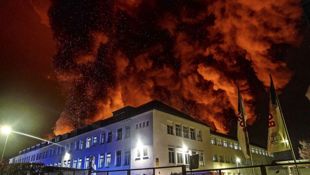 Durch ein Feuer bei der Wernauer Firma Bosch Thermotechnik sind mehrere Gebäude zerstört worden. In der ganzen Stadt herrschte während der stundenlangen Löscharbeiten eine Art Ausnahmezustand.