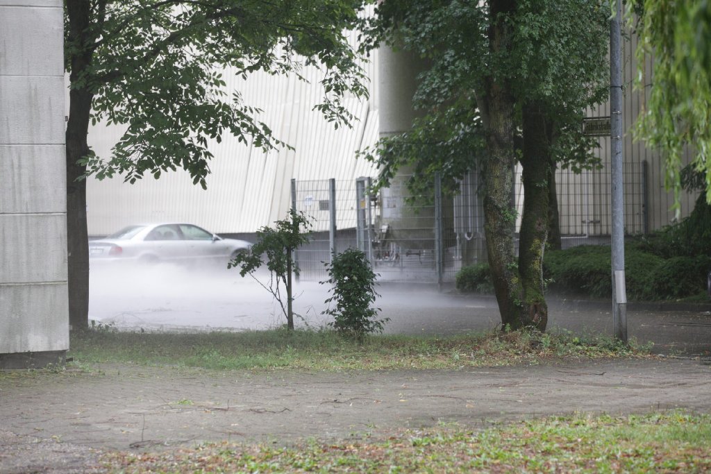 Aufgrund der starken Regenfälle ist in Nürtingen-Zizishausen (Kreis Esslingen) ein Teil des Fabrikhallendaches einer metallverarbeitenden Firma eingestürzt. Durch den Einsturz wurde ein Stickstofftank beschädigt.