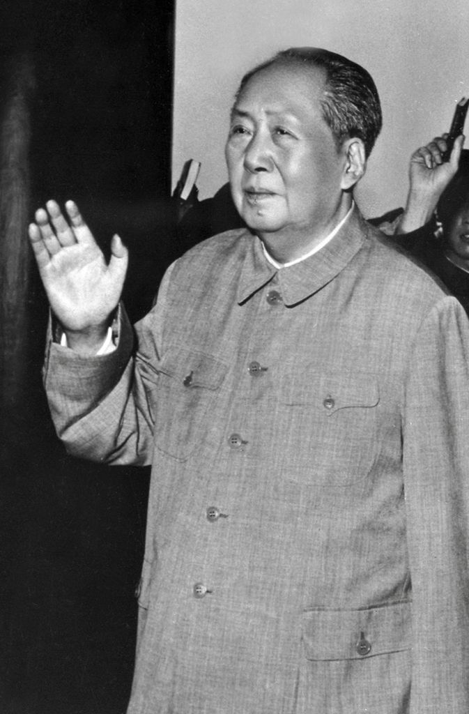 Am 9. September 1976 stirbt Mao Tse-tung. Er hinterlässt ein Land, das kulturell und wirtschaftlich am Boden liegt.