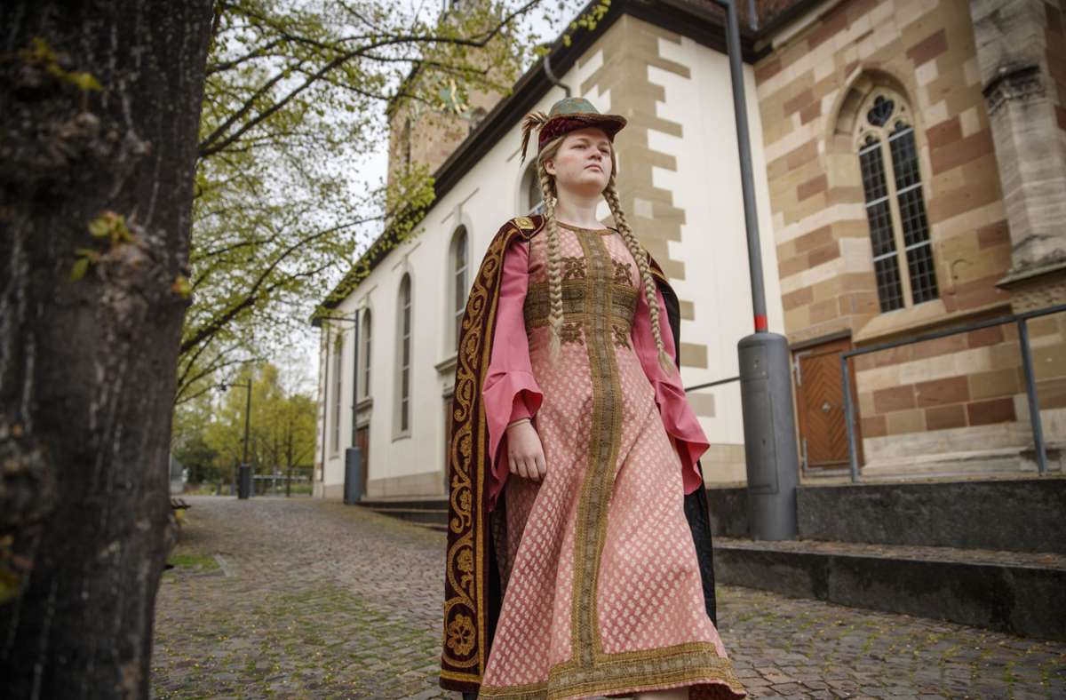 Liutgard, Pfalzgräfin von Calw, vor der Lutherkirche Fellbach