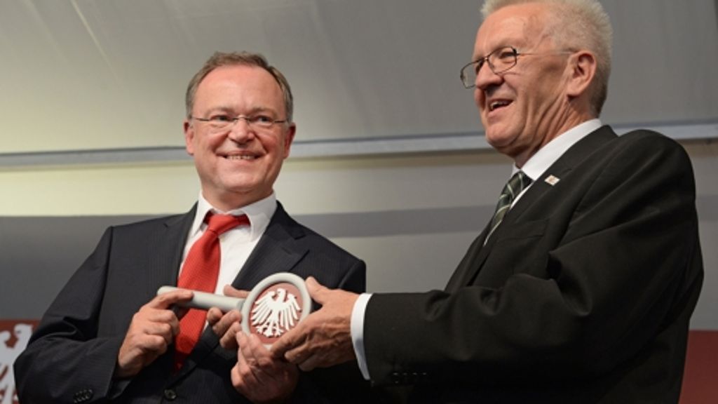  Der Bundesrat hat Niedersachsens Ministerpräsident Stephan Weil (SPD) zum nächsten Präsidenten der Länderkammer gewählt. Weil folgt seinem baden-württembergischen Amtskollegen Winfried Kretschmann (Grüne). Dessen Amtszeit endet am 31. Oktober. 