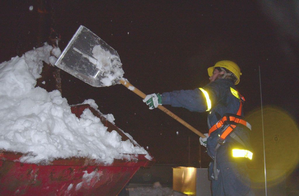 2006 schneit es tagelang heftig in Villingen-Schwenningen. Das Leonberger THW rückt aus und schippt tonnenweise Schnee von Flachdächern, die unter der Last einzustürzen drohen.